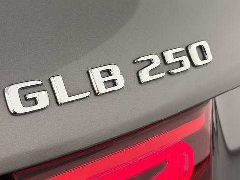 Used 2022 Mercedes-Benz GLB 250 w/ Premium Package Lite image 9