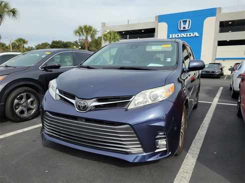Used 2019 Toyota Sienna XLE image 12