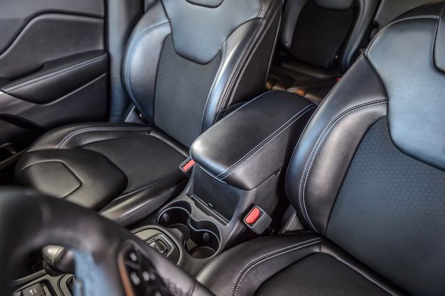 Used 2019 Jeep Cherokee Latitude Plus FWD image 32