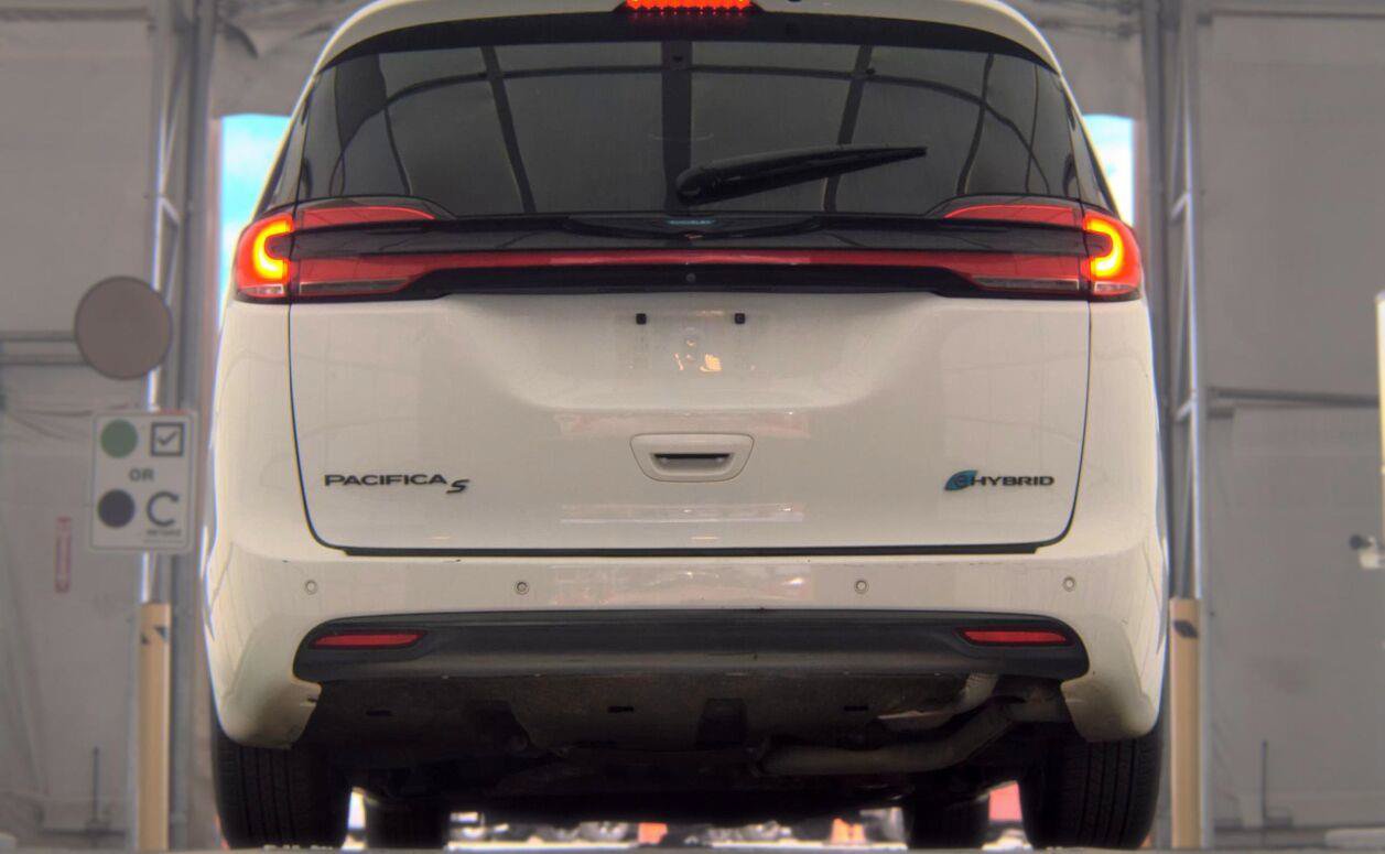 Used 2021 Chrysler Pacifica Touring-L w/ Uconnect Theater Family Group FWD image 13