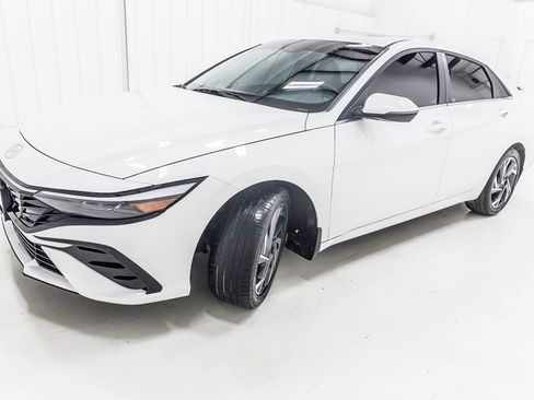 Used 2025 Hyundai Elantra Limited image 2