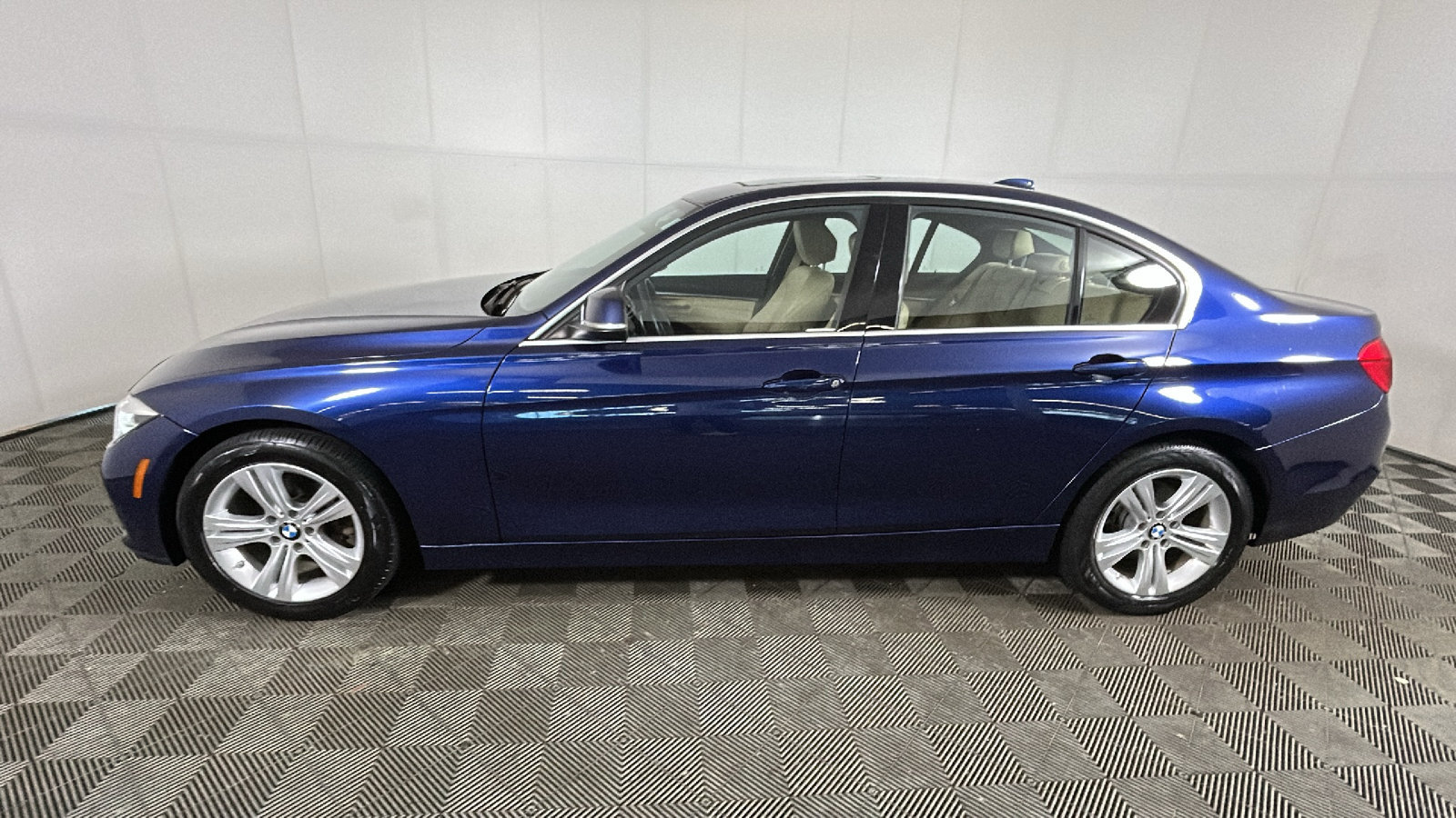 Used 2017 BMW 330i xDrive Sedan AWD/4WD image 7