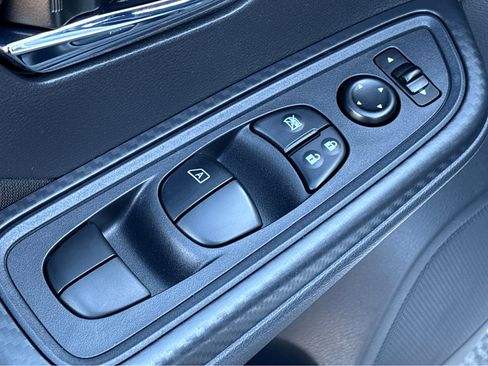 Certified 2022 Nissan Versa SV image 18