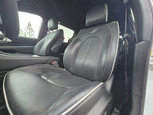 Used 2024 Chrysler Pacifica Premium image 24