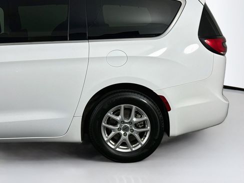 Used 2022 Chrysler Pacifica Touring-L FWD image 39