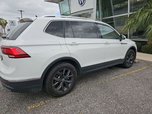 Used 2024 Volkswagen Tiguan SE w/ Panoramic Sunroof Package FWD image 4