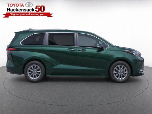 Used 2024 Toyota Sienna XLE FWD image 8
