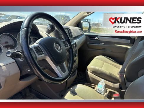 Used 2011 Volkswagen Routan SE FWD image 16