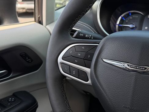 Used 2023 Chrysler Pacifica Touring-L FWD image 9