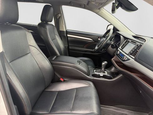 Used 2019 Toyota Highlander XLE AWD/4WD image 16