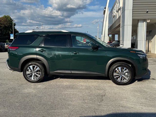 Used 2025 Nissan Pathfinder SL FWD image 2