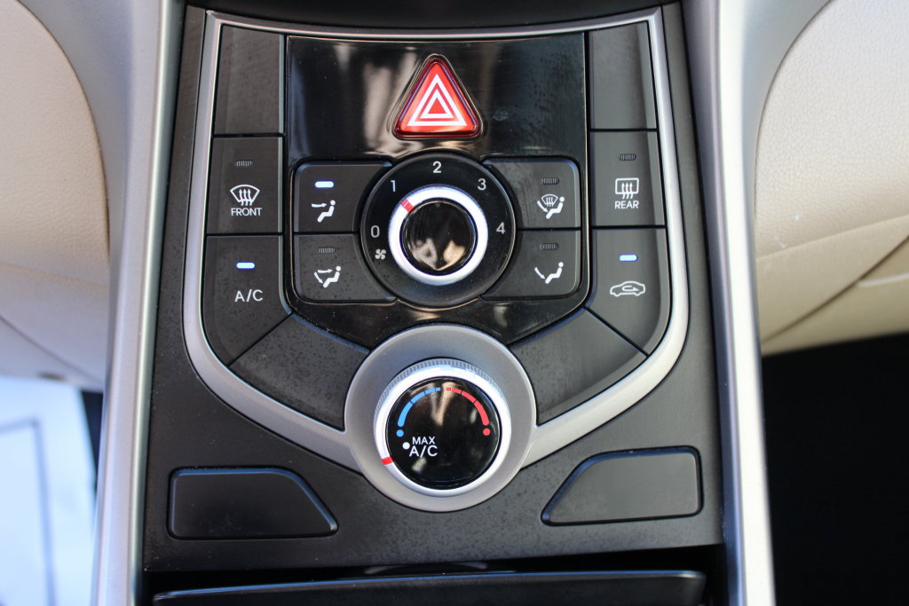 Used 2015 Hyundai Elantra SE FWD image 18