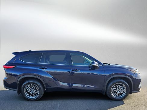 Used 2022 Toyota Highlander LE image 6