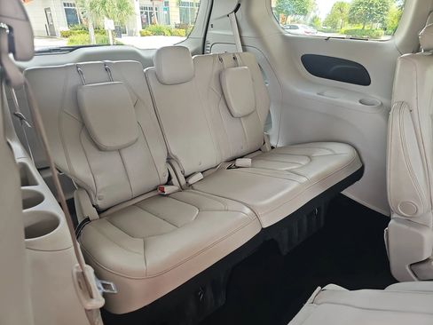 Used 2020 Chrysler Pacifica Touring-L w/ Advanced Safetytec Group image 37