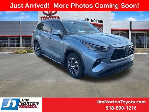 Used 2022 Toyota Highlander XLE AWD/4WD image 1