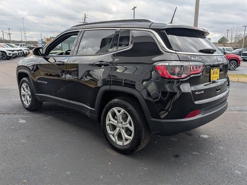 Used 2024 Jeep Compass Latitude image 6