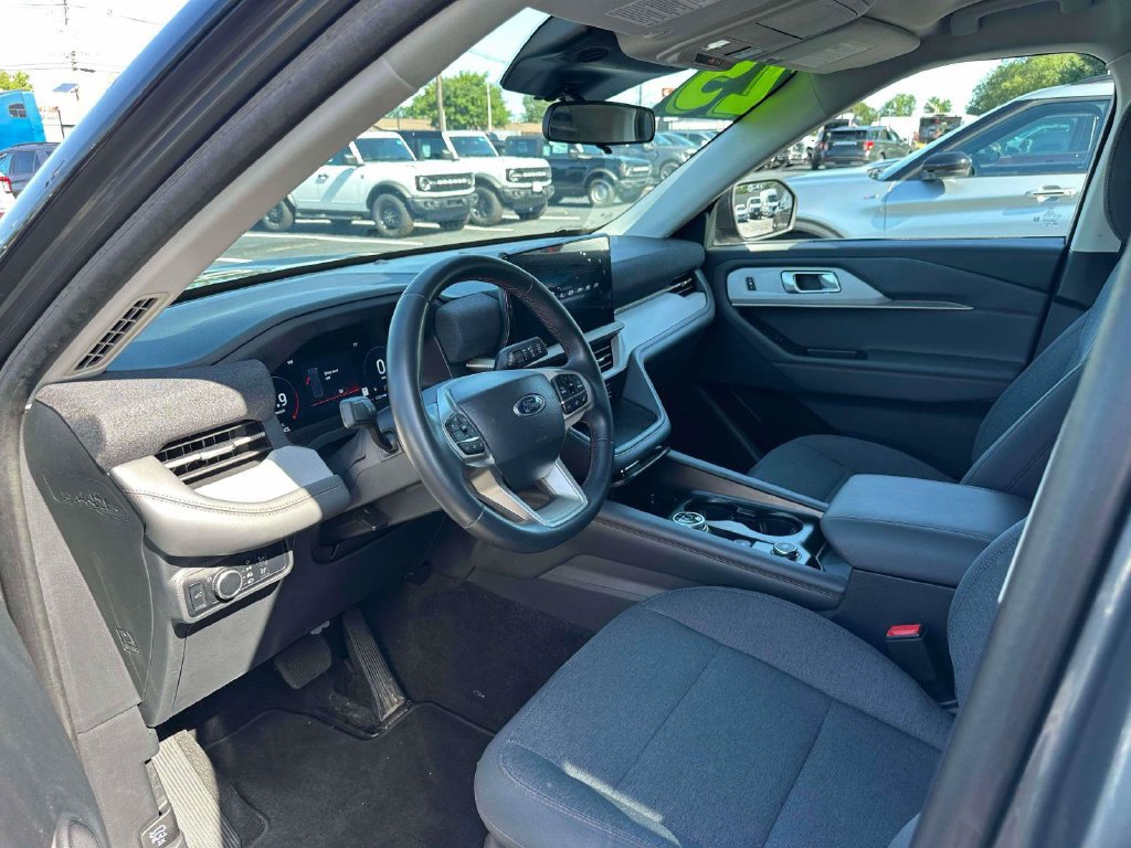 Used 2025 Ford Explorer Active AWD/4WD image 16