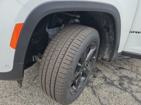New 2025 Jeep Grand Cherokee Limited w/ Luxury Tech Group II image 32