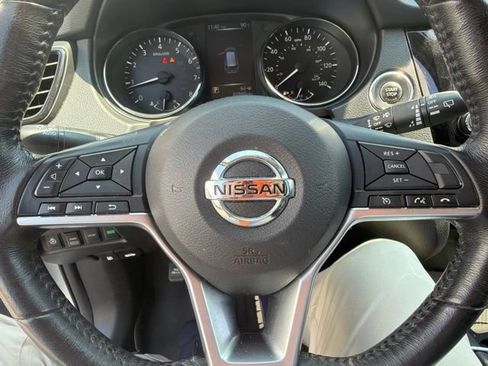 Used 2017 Nissan Rogue SV w/ SV Premium Package AWD/4WD image 10