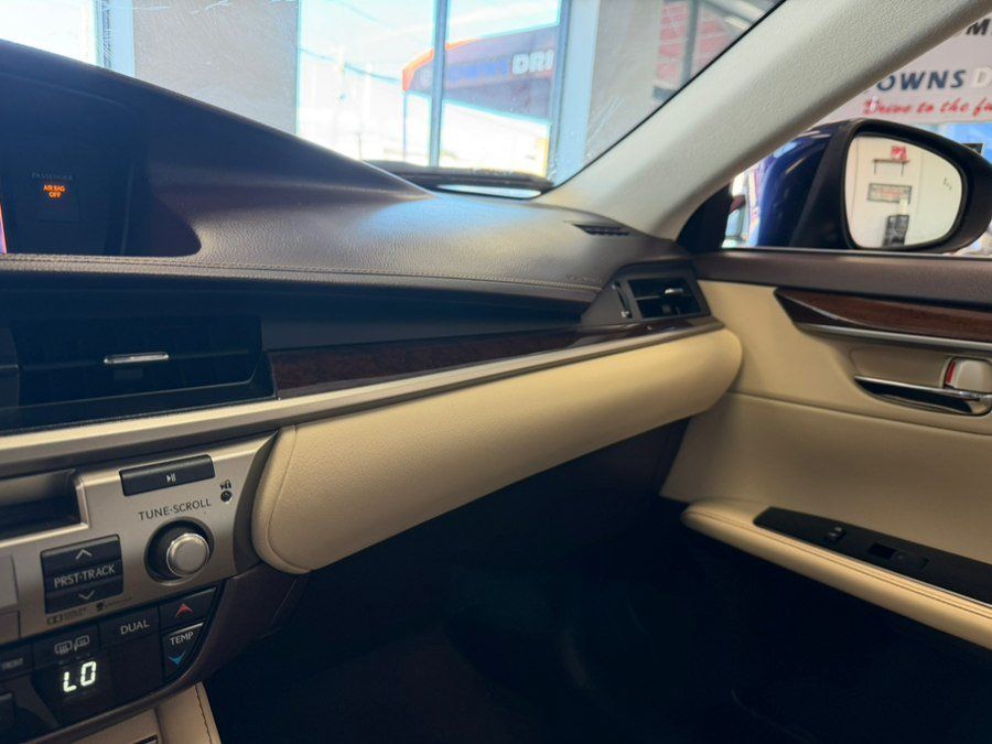 Used 2016 Lexus ES 350 w/ Luxury Package w/Wood Trim FWD image 34