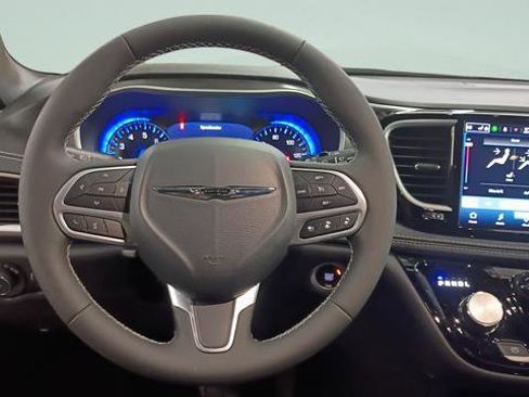 Used 2025 Chrysler Pacifica Select image 14