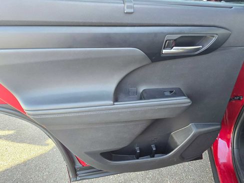 Used 2020 Toyota Highlander XLE image 20