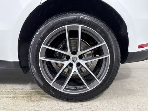 Certified 2025 Porsche Macan image 14