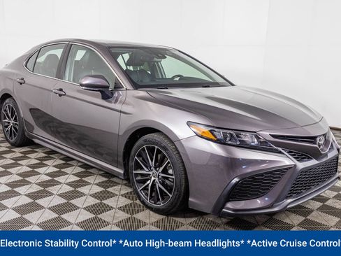 Used 2022 Toyota Camry SE w/ Cold Weather Package FWD image 11