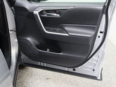 Used 2025 Toyota RAV4 XLE FWD image 35