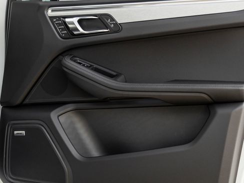 Certified 2026 Porsche Macan AWD/4WD image 40