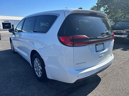 Used 2023 Chrysler Pacifica Touring-L FWD image 7