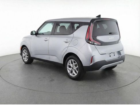 Used 2025 Kia Soul LX image 3