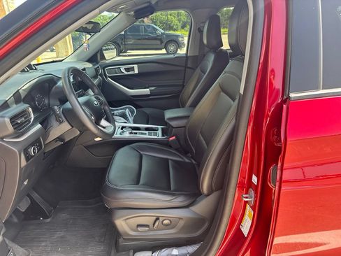 Used 2024 Ford Explorer XLT w/ Equipment Group 202A RWD image 9