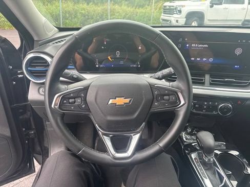 Used 2025 Chevrolet Trax LT w/ LT Convenience Package FWD image 10