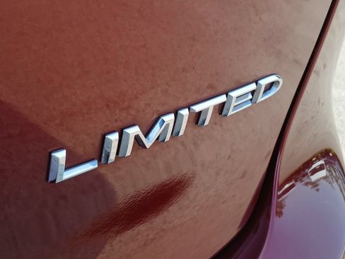 Used 2021 Chrysler Pacifica Limited AWD/4WD image 30