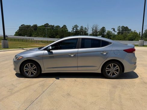 Used 2017 Hyundai Elantra SE w/ SE A/T Tech Package 03 FWD image 2