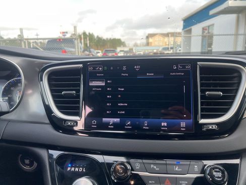 Used 2025 Chrysler Pacifica Select image 10