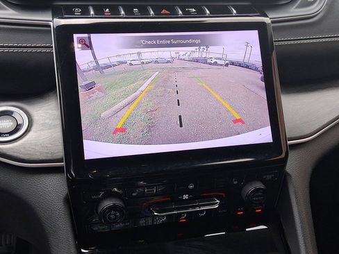 Used 2023 Jeep Grand Cherokee Limited w/ Black Appearance Package image 10