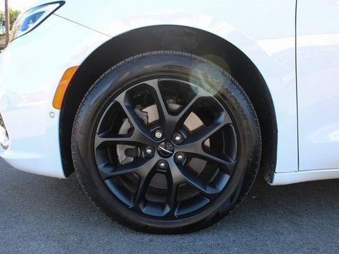 Used 2023 Chrysler Pacifica Limited w/ S Appearance Package image 45