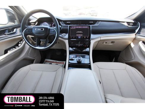Used 2023 Jeep Grand Cherokee L Limited w/ Black Appearance Package image 10