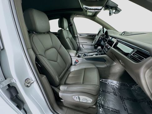 Certified 2025 Porsche Macan AWD/4WD image 30