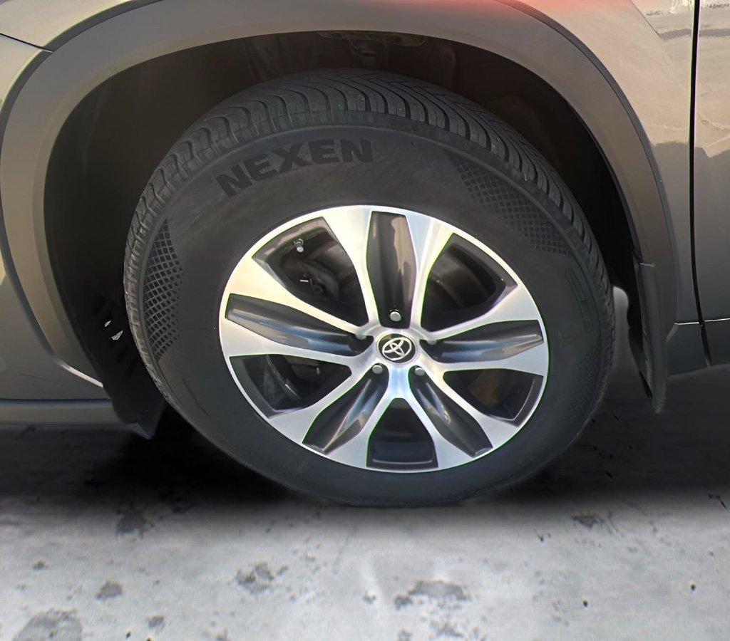 Used 2022 Toyota Highlander XLE AWD/4WD image 20
