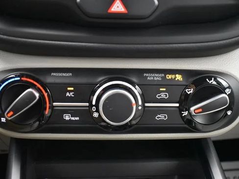Used 2025 Kia Soul LX w/ LX Technology Package FWD image 32