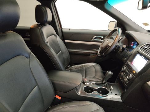 Used 2017 Ford Explorer XLT w/ Equipment Group 202A AWD/4WD image 21
