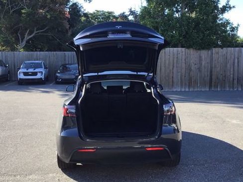 Used 2024 Tesla Model Y Long Range image 9