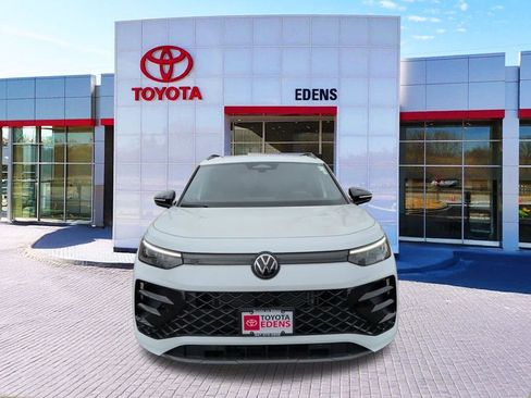 Used 2025 Volkswagen Tiguan SE R-Line image 8