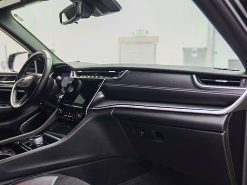 Used 2022 Jeep Grand Cherokee L Laredo image 11