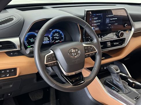 Used 2025 Toyota Highlander Platinum AWD/4WD image 15