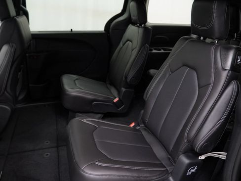 New 2027 Chrysler Pacifica Select FWD image 17