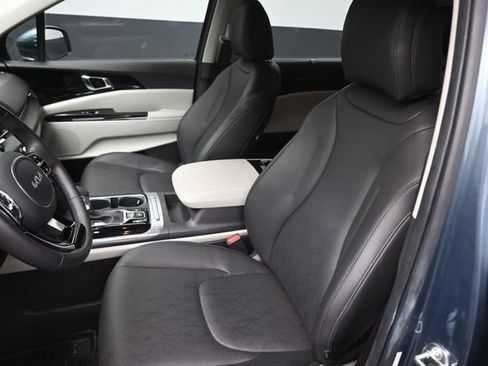 Used 2024 Kia Carnival EX FWD image 19